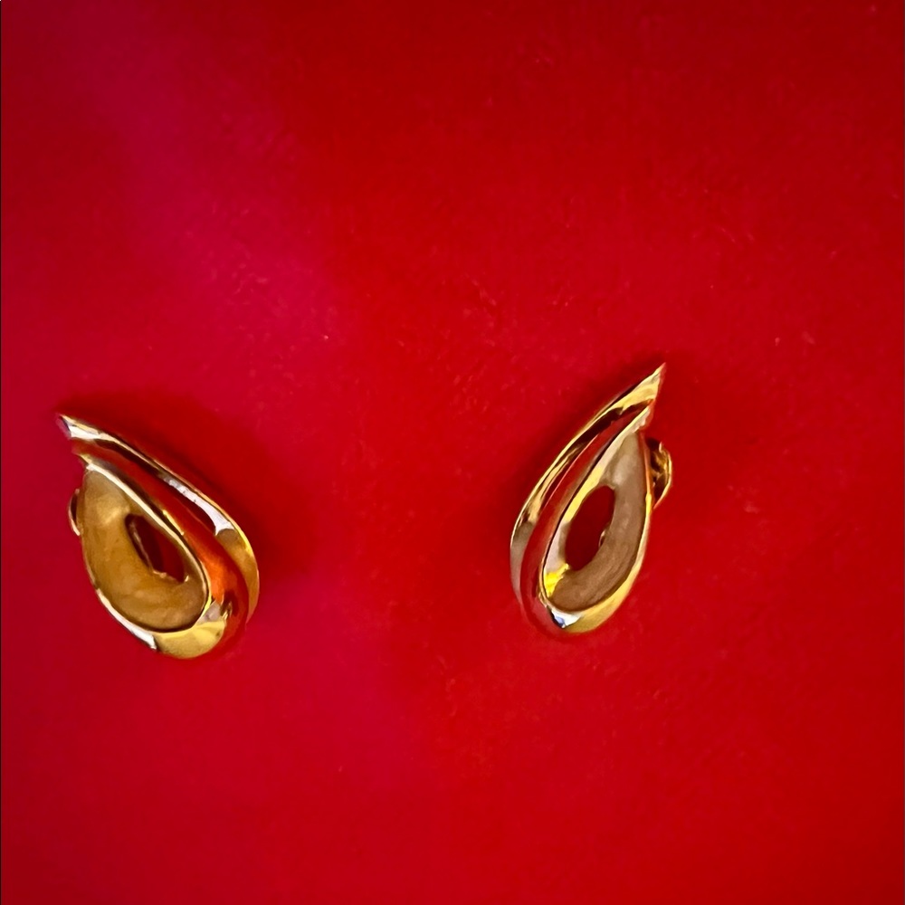 Vintage gold earrings with lacquered clip detail